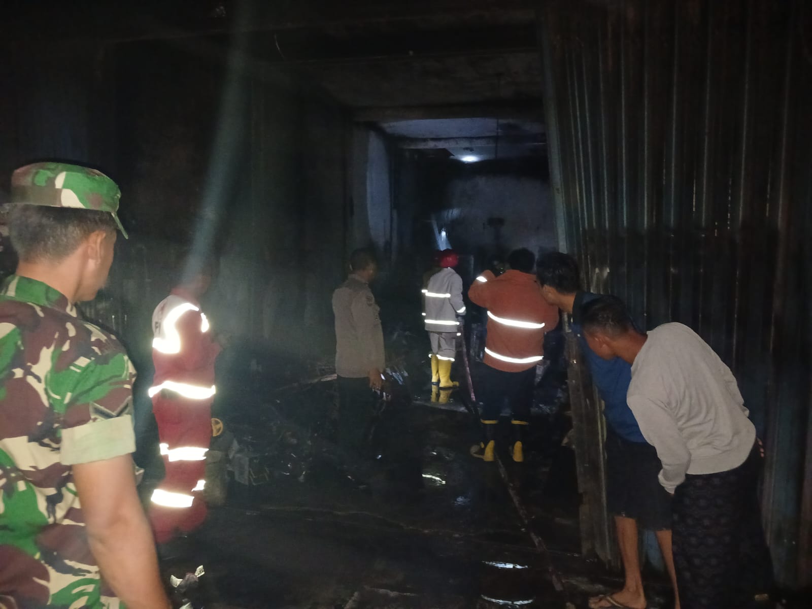 Kesigapan Polsek Babat Bersama Petugas Damkar Berhasil padamkan Api Kebakaran Bengkel dan Las Mobil di Dusun Ngablak