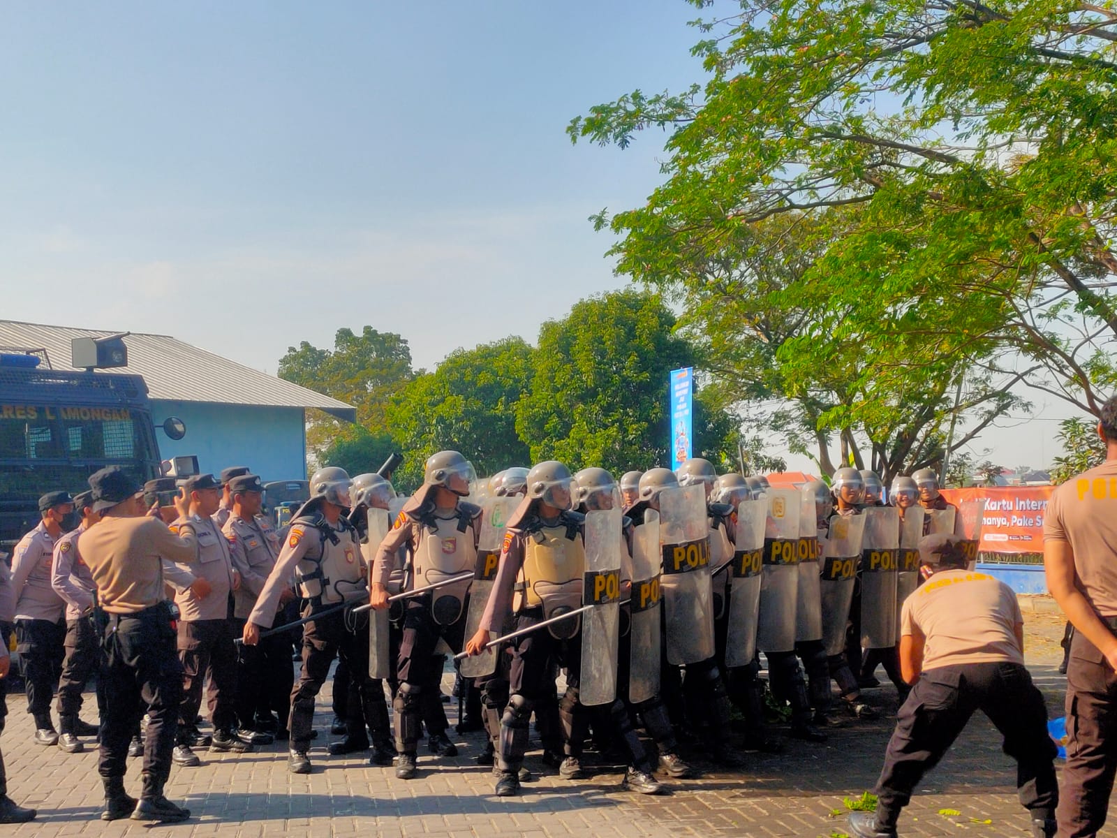 Latihan Negosiator, Dalmas Awal dan Lanjut Polres Lamongan: Siap Amankan Pilkada 2024-2025