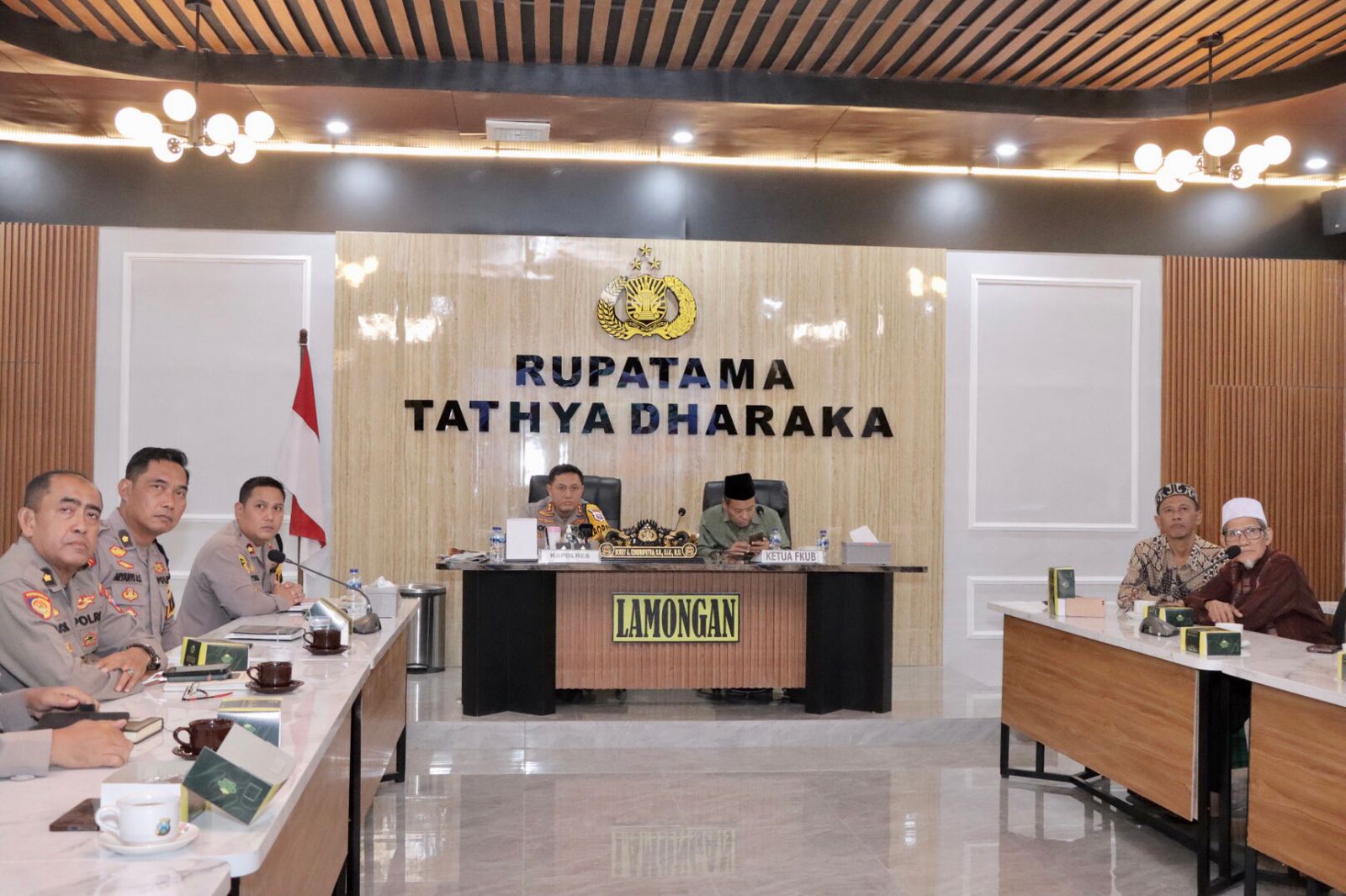 Kapolres Lamongan Bersama FKUB Ikuti Zoom Meeting Nusantara Cooling System (NSC) Dari Kaops Dalam Rangka Penguatan Eksternal Jelang Pilkada Serentak 2024