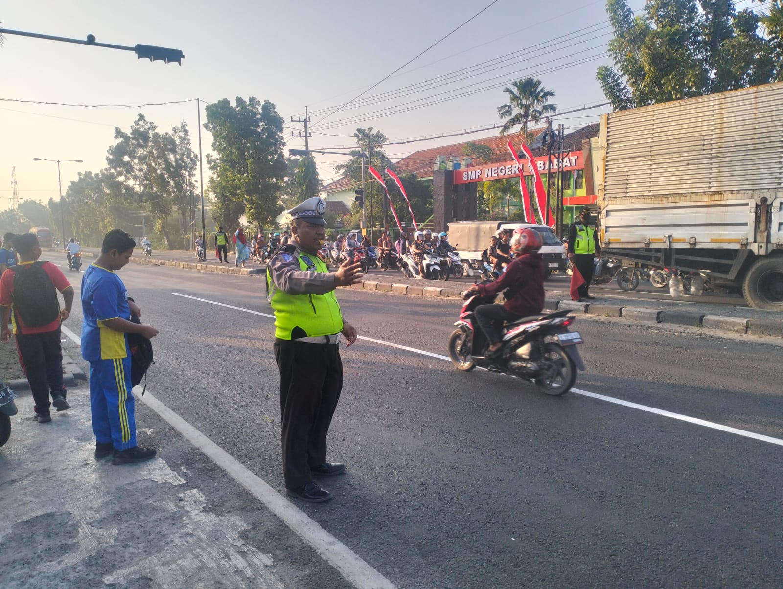 Anggota Polres Lamongan Lakukan Commander Wish Pagi Hari