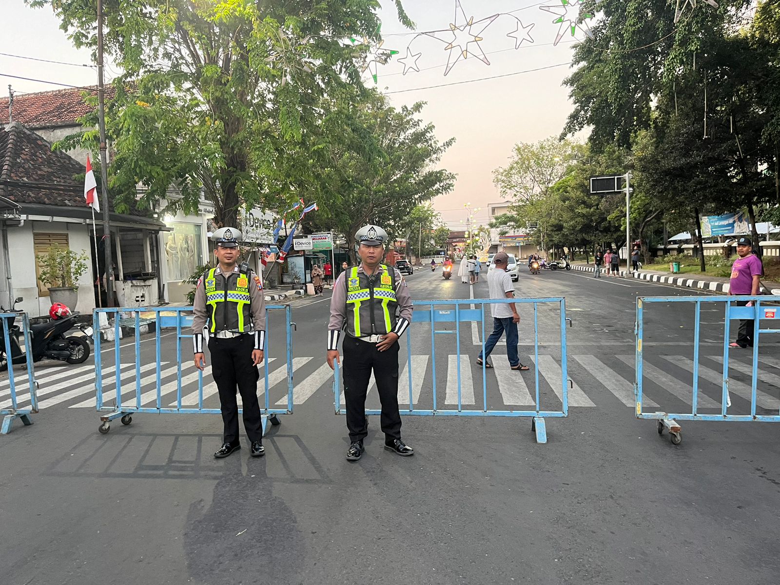 Anggota Polres Lamongan Lakukan Pengamanan Minggu Ceria Di Alun-alun
