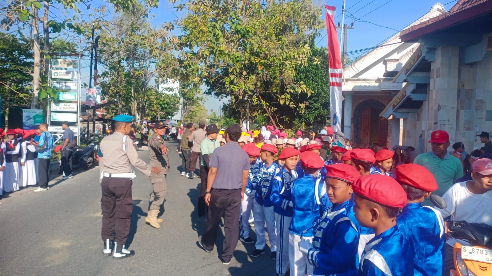 Polsek Karanggeneng Laksanakan Pengamanan Gerak Jalan Dalam Rangka Peringati Hari Kemerdekaan ke79