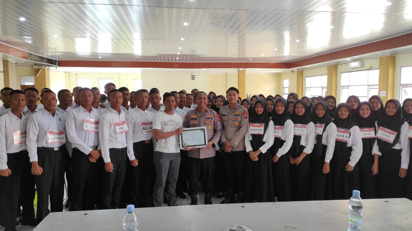 Anggota Satbinmas Polres Lamongan Berikan Materi Kepemimpinan kepada Paskibraka Guna Persiapan Upacara HUT RI ke-79