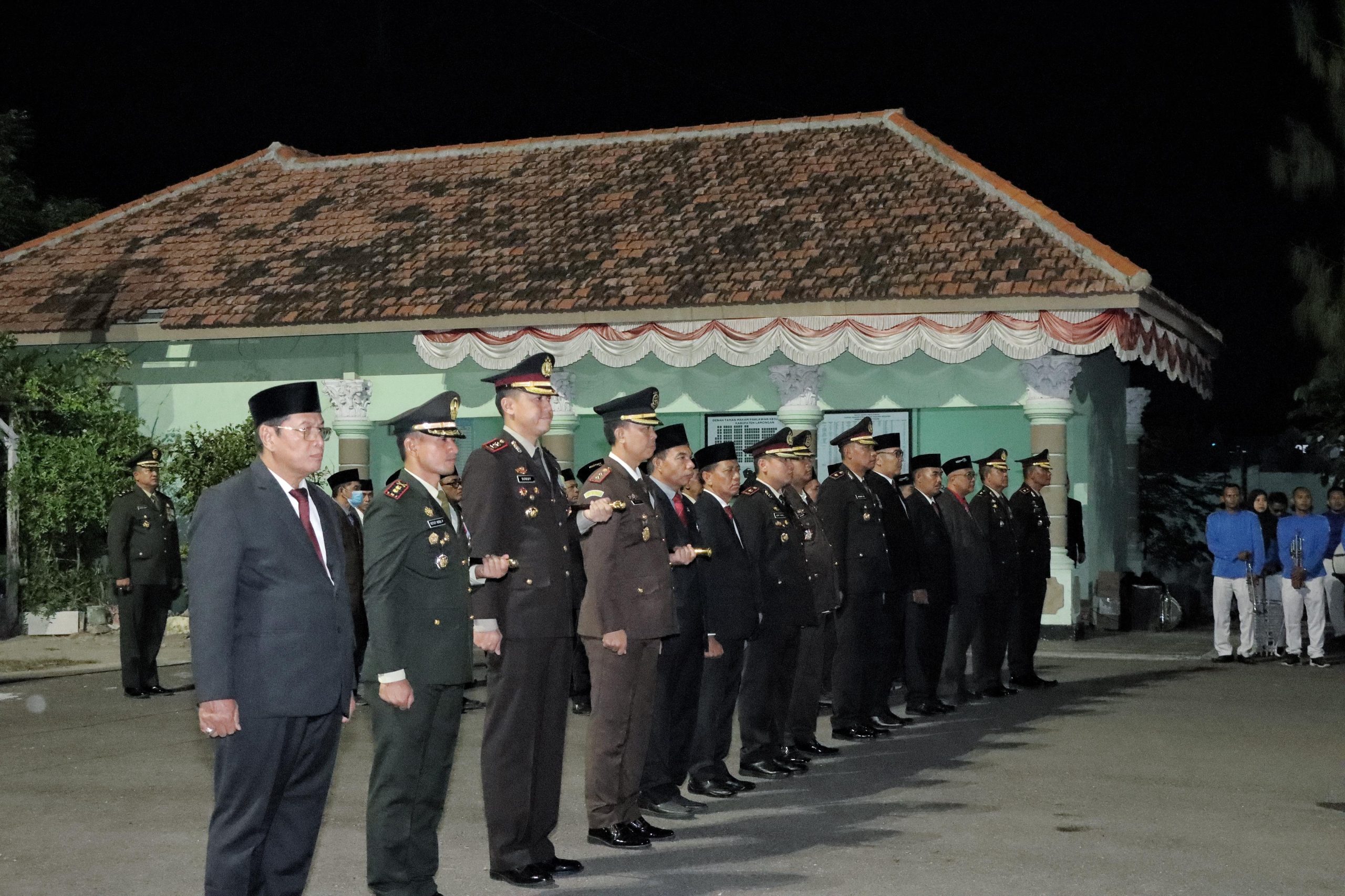Kapolres Lamongan Hadiri Apel Kehormatan dan Renungan Suci dalam rangka HUT RI ke 79 di TMP Kesuma Negara