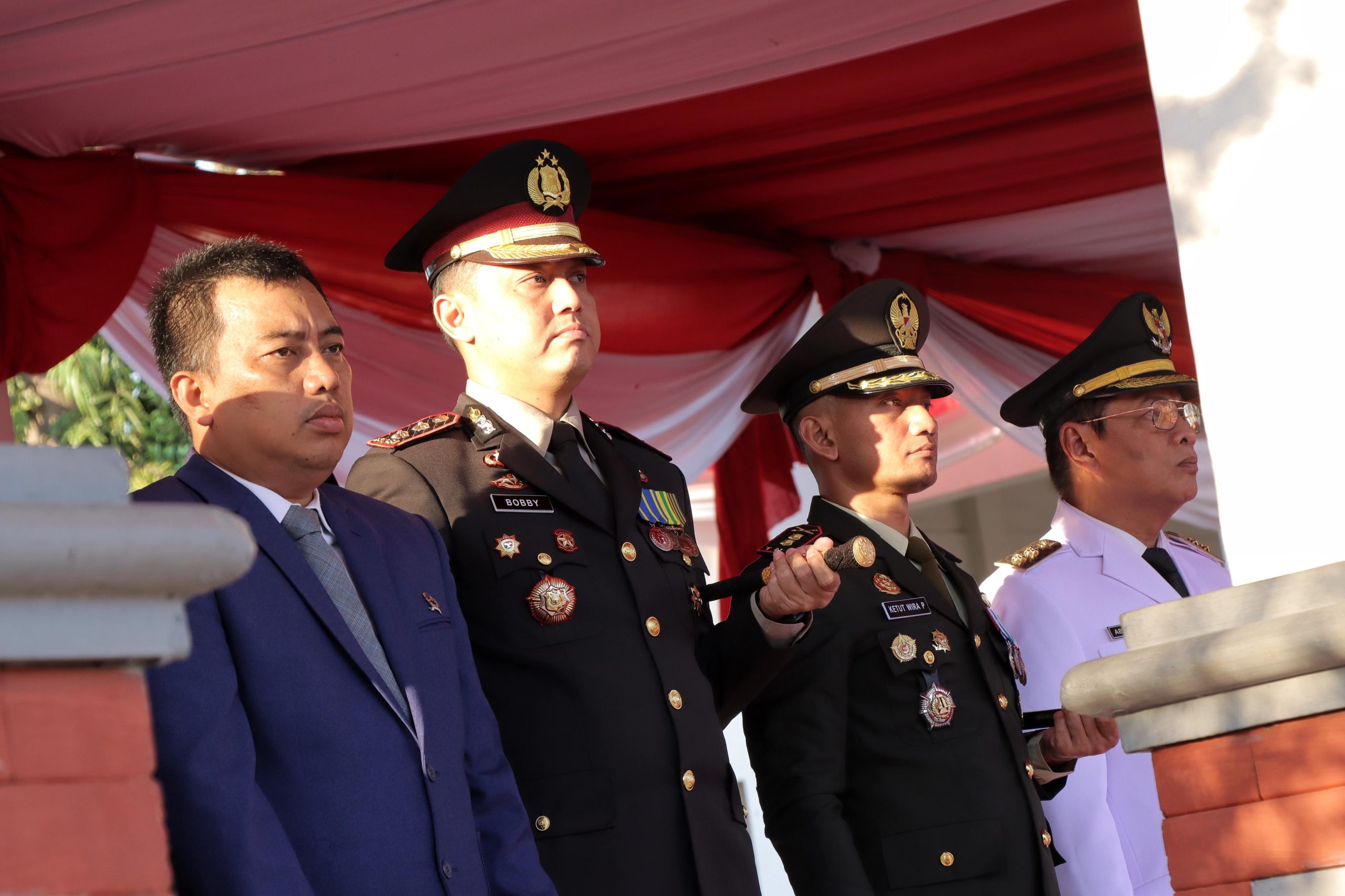 Kapolres Lamongan Turut Serta Dalam Upacara Penurunan Bendera Merah Putih di Alun Alun Lamongan