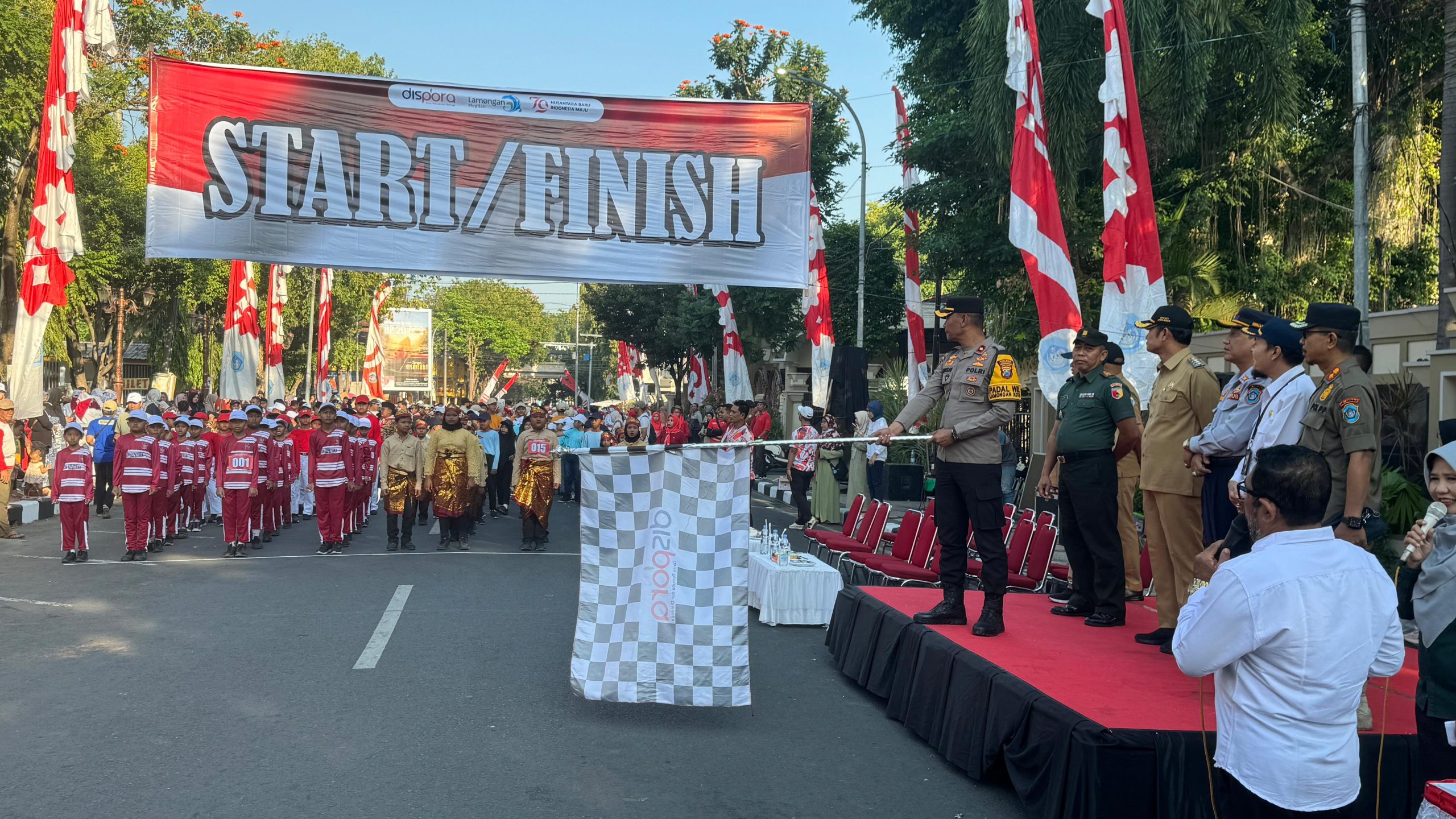 Kapolsek Lamongan Kota Hadiri Lomba Gerak Jalan Dalam Rangka HUT RI ke 79 Sekaligus Pimpin Pengamanan