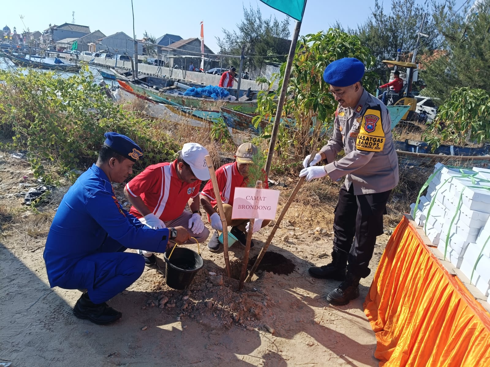 Satpolairud Polres Lamongan Gelar Aksi Bersih Sampah Pesisir dan Penanaman Cemara Udang