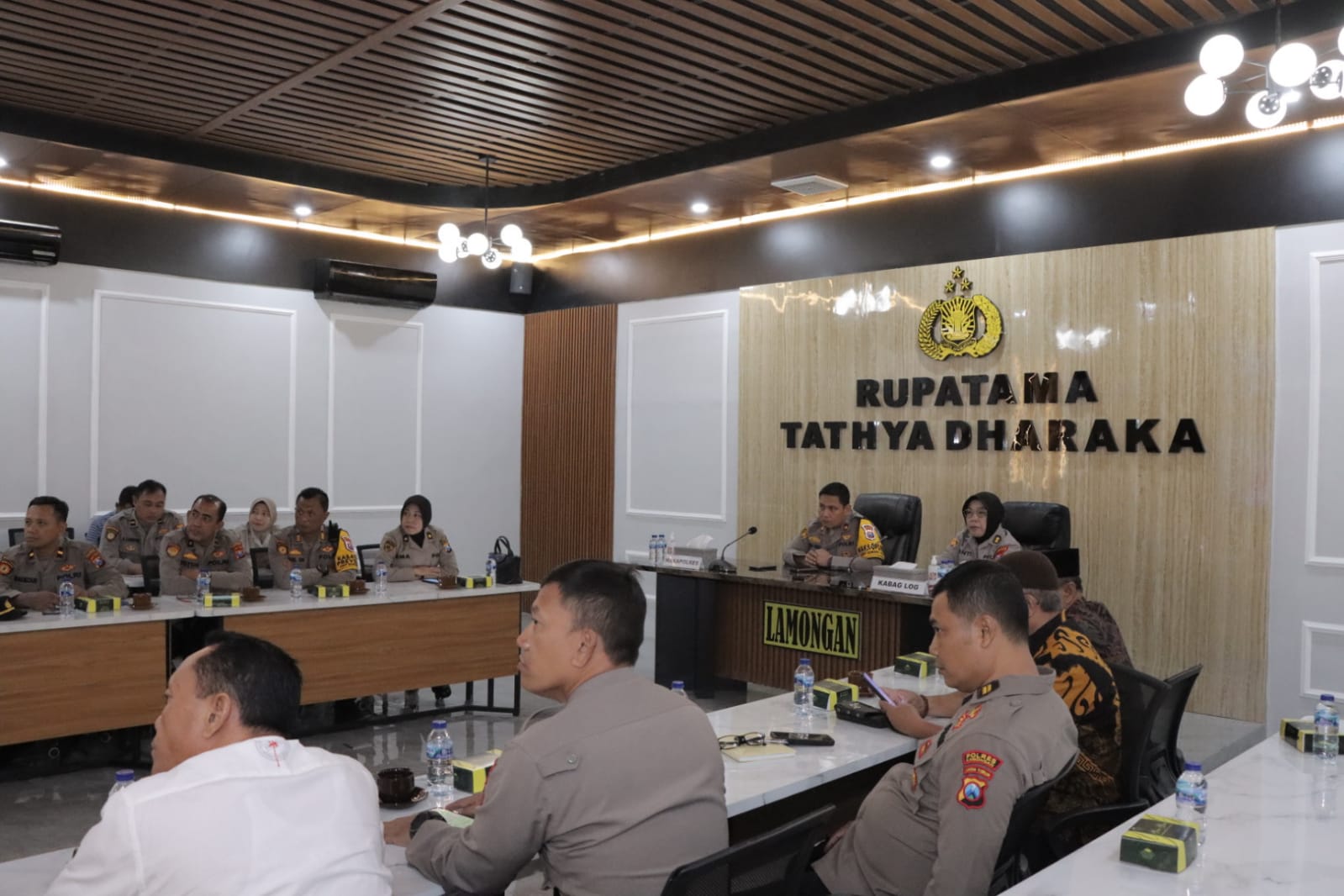 Polres Lamongan Ikuti Zoom Meeting Upacara Hari Juang Polri 2024, “Dengan Semangat Proklamasi Polisi 1945, Polri Menyongsong Indonesia Emas 2045”