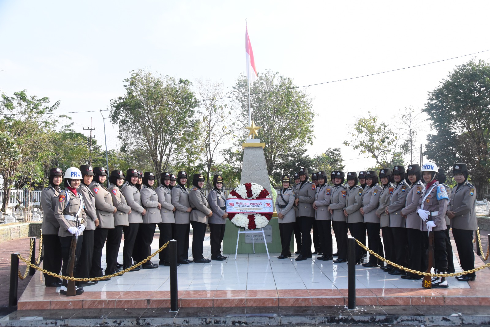 Polwan Polres Lamongan Gelar Ziarah dan Tabur Bunga di TMP Kusuma Negara dalam Rangka Hari Jadi Polwan ke-76