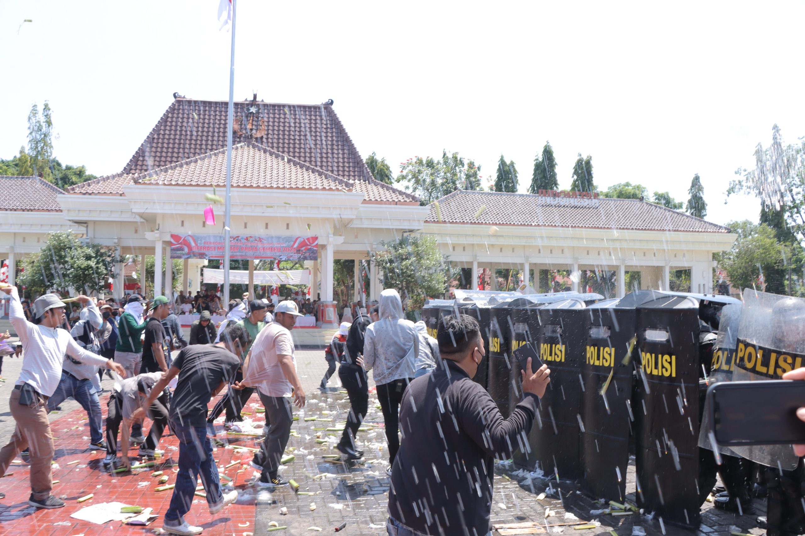 Jelang Pilkada 2024, Polres Lamongan Gelar Sispamkota di Alun alun Lamongan