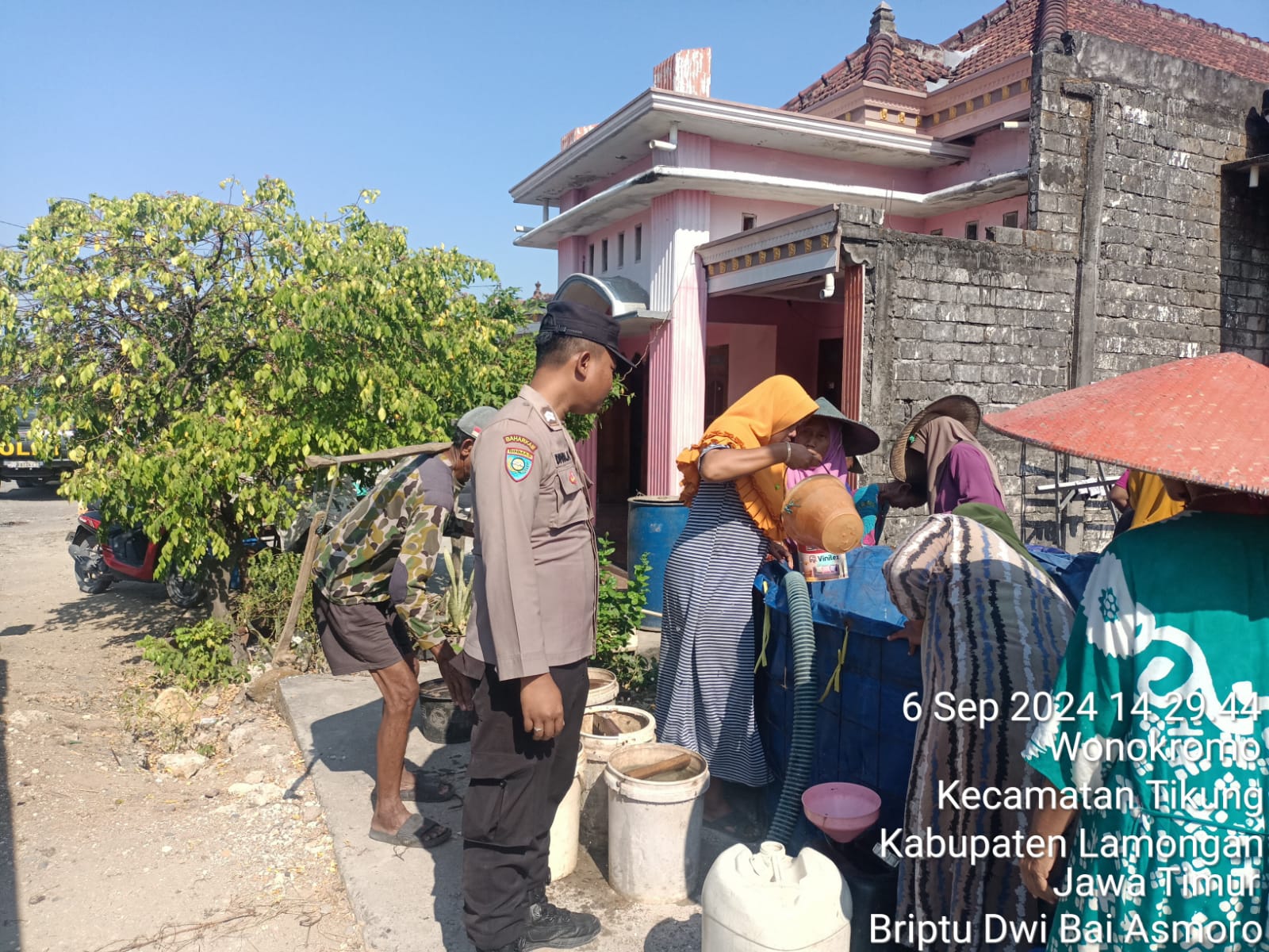 Bhabinkamtibmas Polsek Tikung Laksanakan Pendistribusian Air Bersih di Dusun Pilanggot