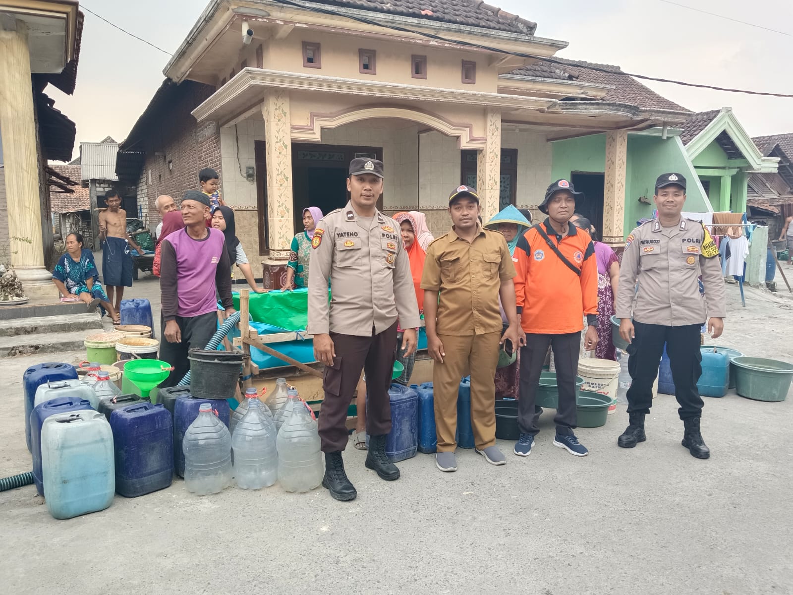 Anggota Polsek Tikung Laksanakan Pendistribusian Air Bersih di 2 Dusun dan 1 Desa