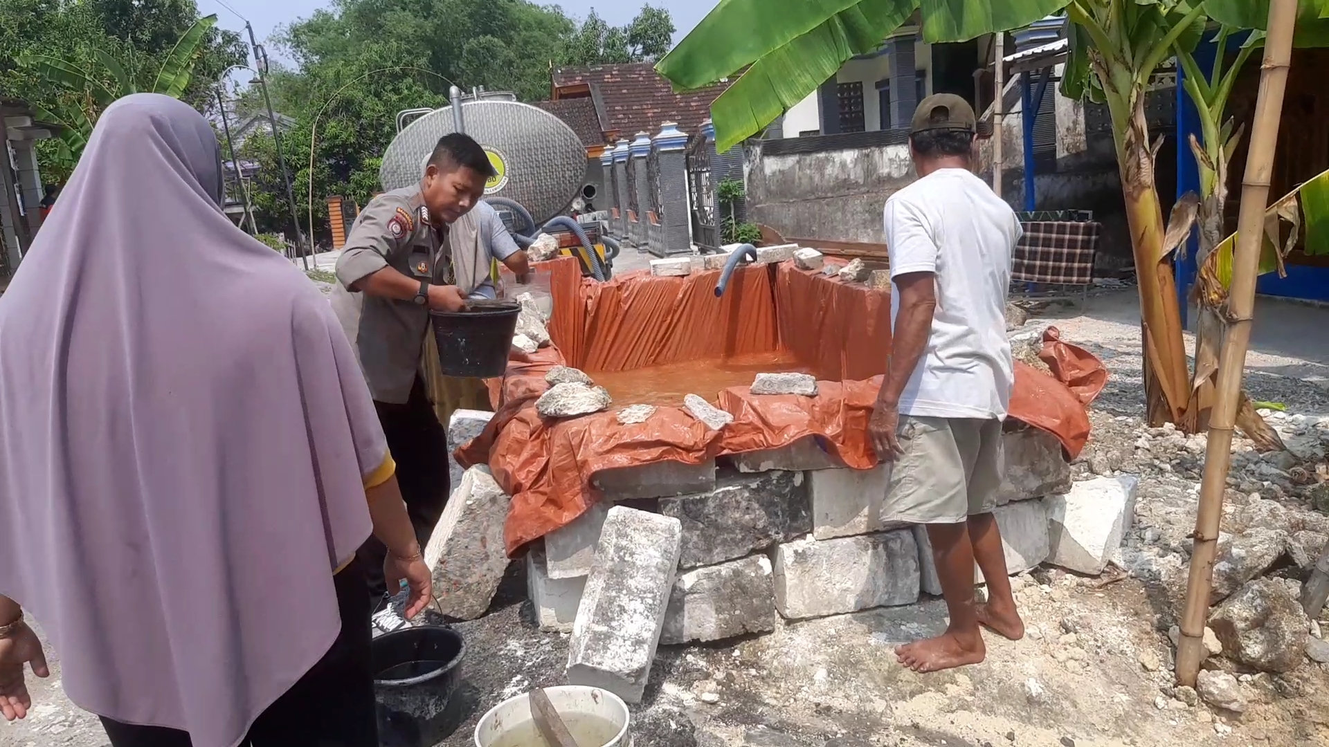 Polres Lamongan Masifkan Pendistribusian Air Bersih ke Seluruh Wilayah Lamongan