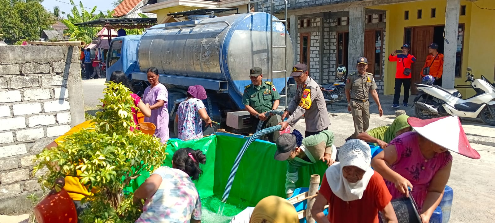 Polsek Kembangbahu Pastikan Bantuan Air Bersih Tersalurkan Tepat Sasaran di Dusun Mojorayung