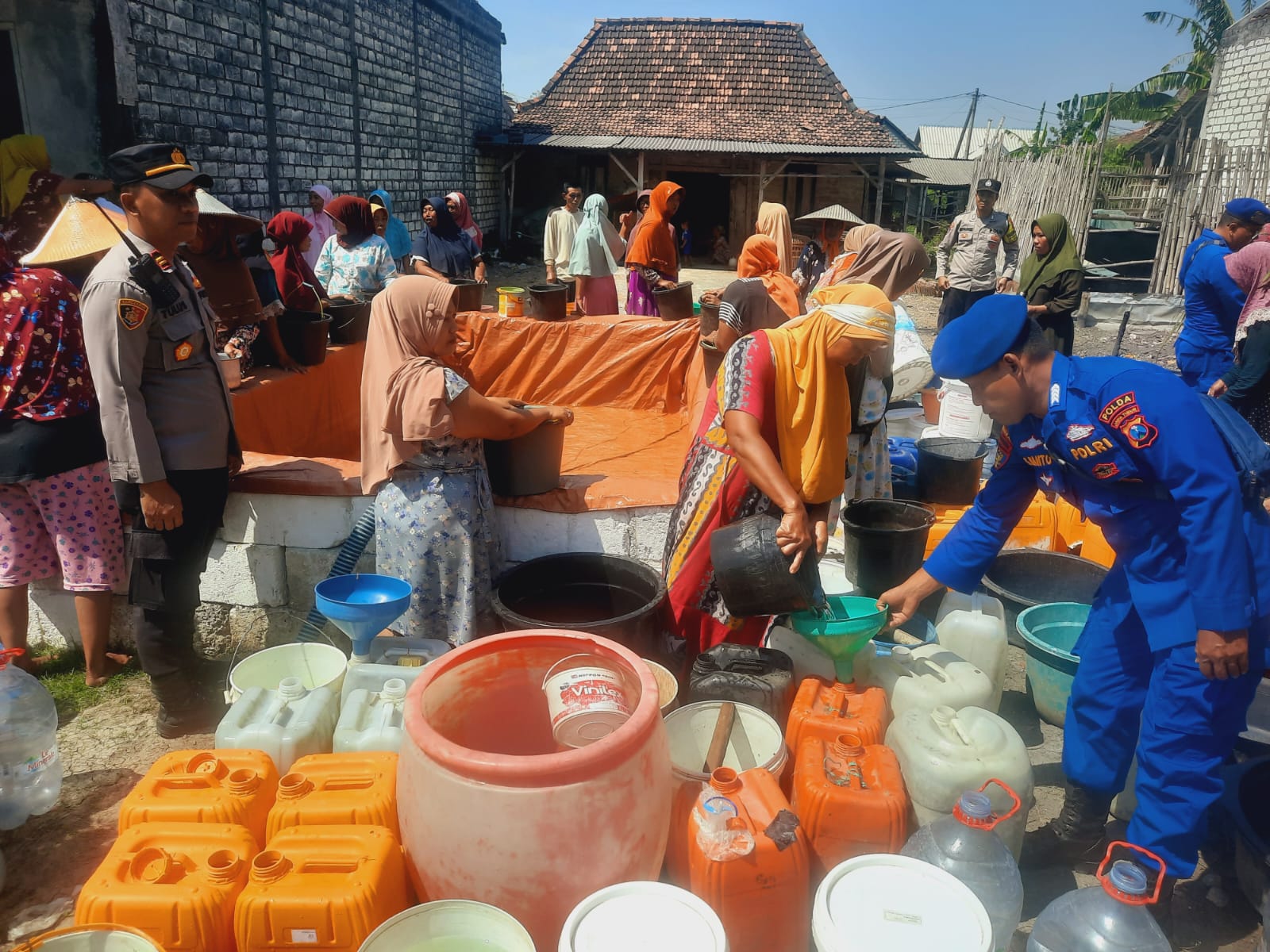 Satpolairud Polres Lamongan Bersama Polsek Tikung dan Ditpolairud Polda Jatim Distribusikan 10.000 Liter Air Bersih