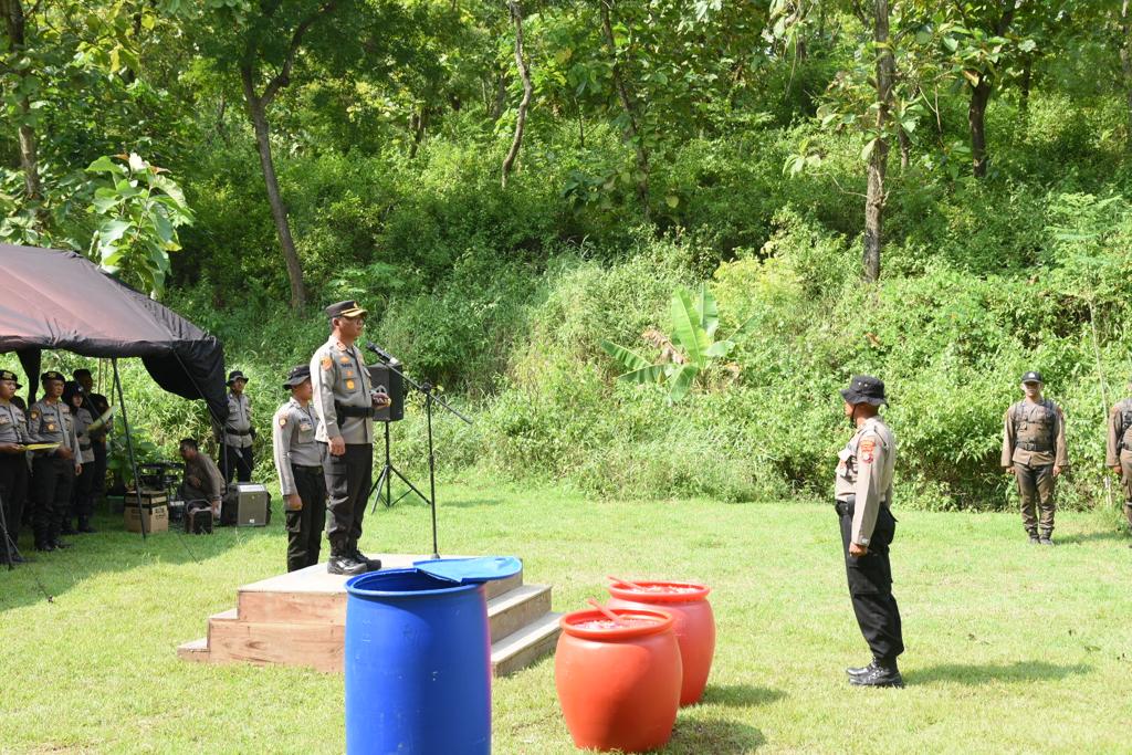 Kapolres Lamongan Pimpin Upacara Penutupan Tradisi Pembaretan Kepada Angkatan 51 Anggota Baru Polres Lamongan