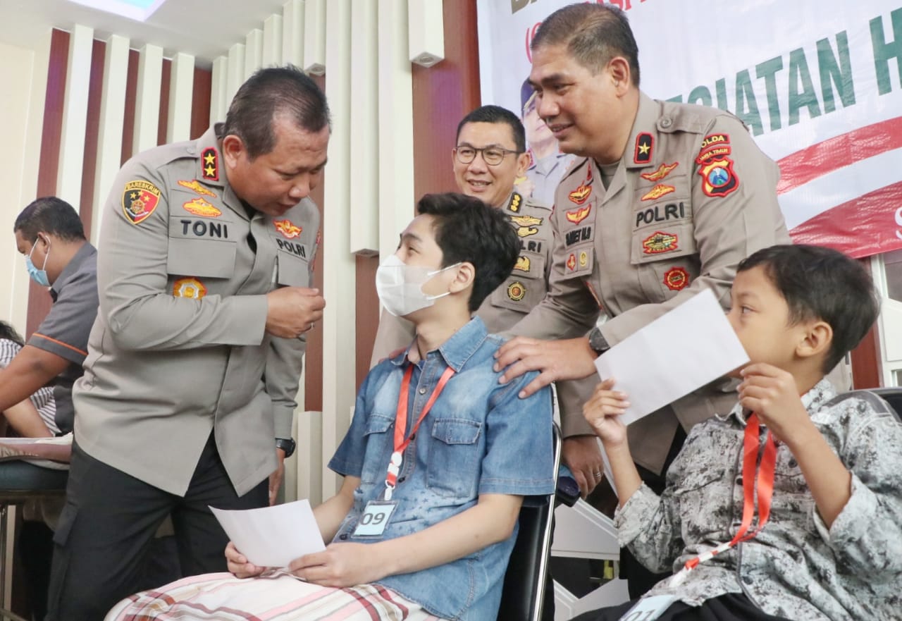 Polda Jatim Bersama YBTCI Gelar Operasi Bibir Sumbing dan Katarak Gratis