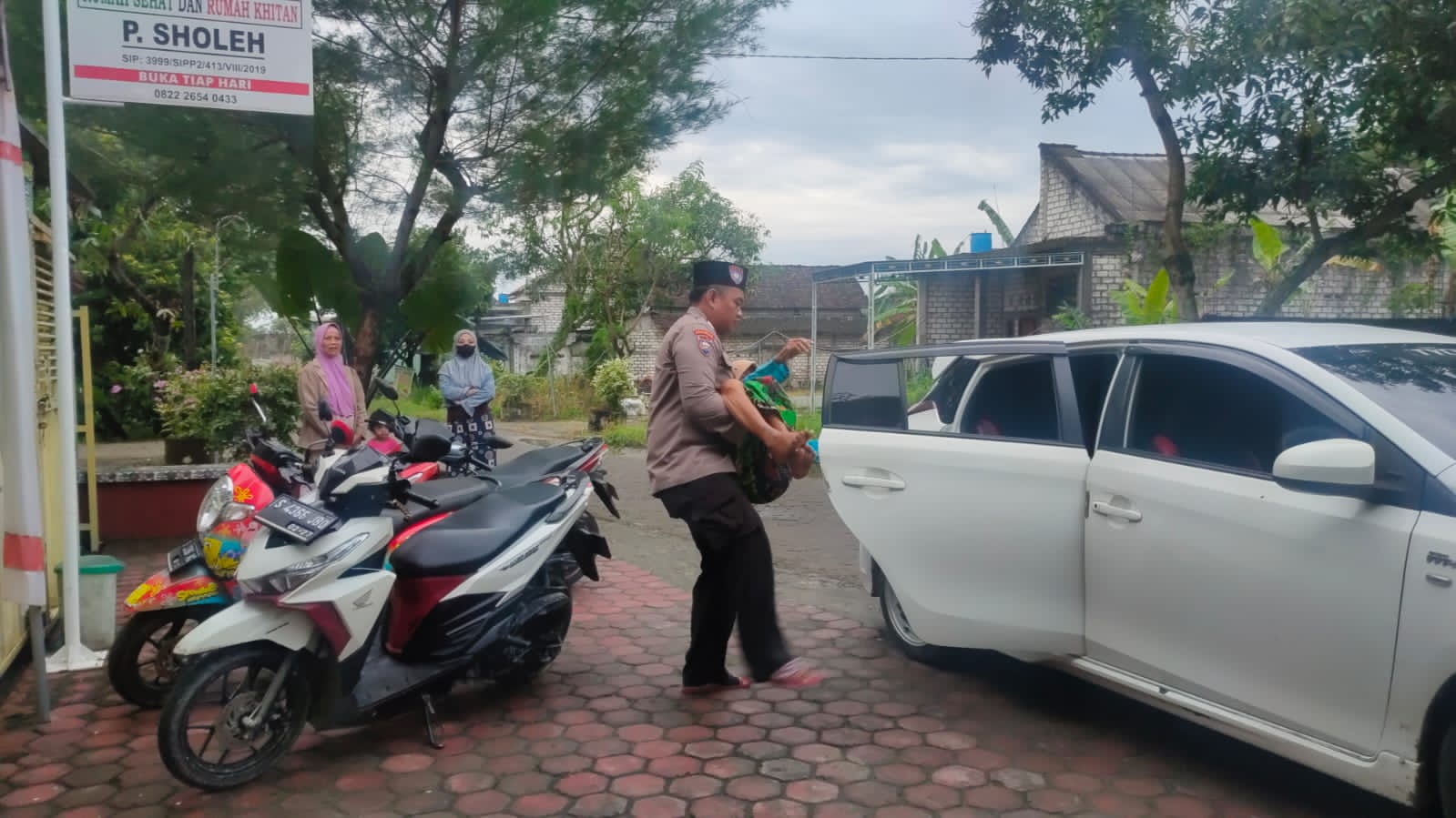 Polri Peduli, Polres Lamongan Door To Door Kunjungi dan Antar Warga Lansia Untuk Berobat