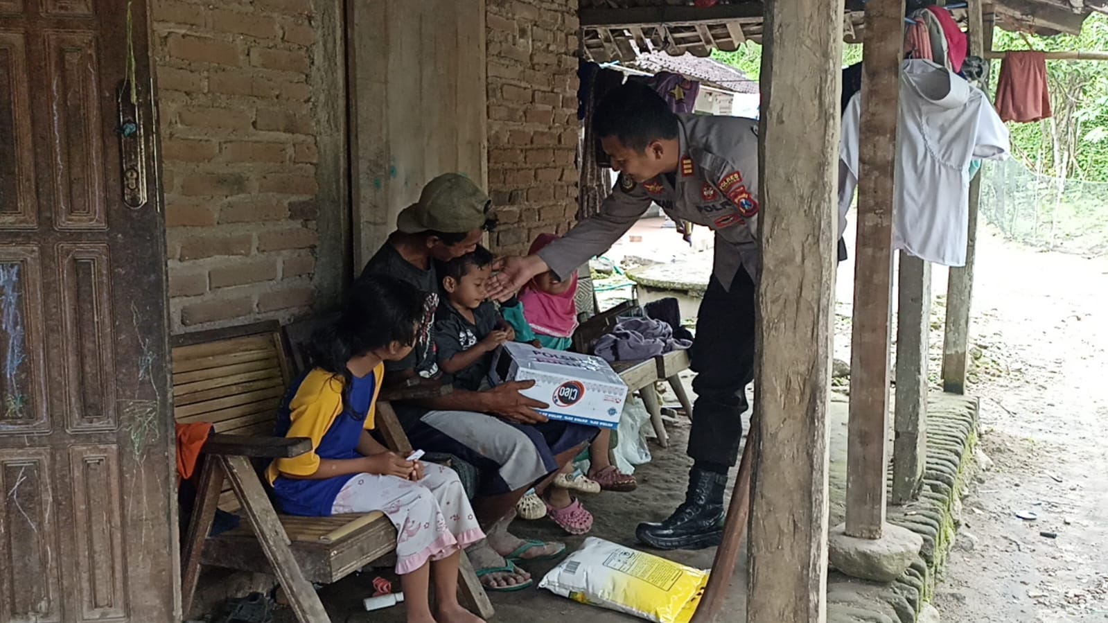 Polisi di Ponorogo Salurkan Bantuan Untuk Warga Yang Memiliki Balita Berstatus Stunting