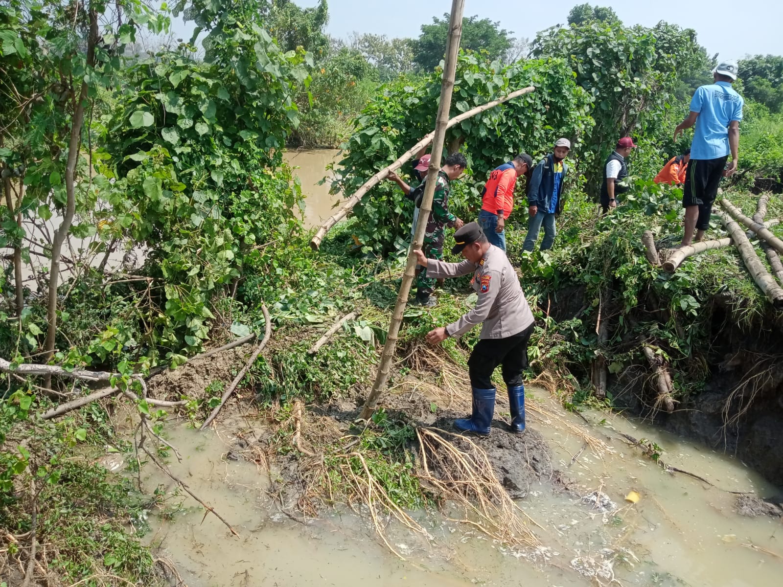 Peduli Masyarakat, Polres Lamongan Tinjau Dan Perbaiki Tanggul Sungai Yang Jebol