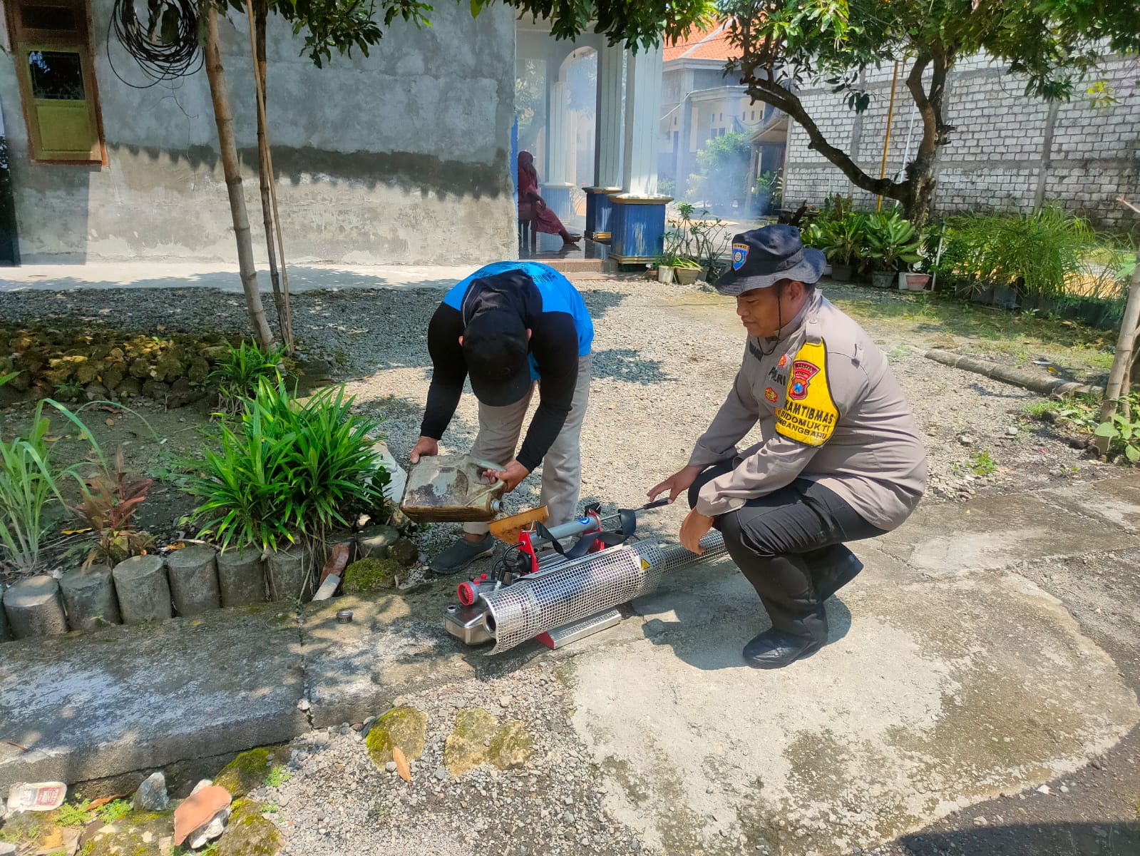 Peduli Kesehatan Masyarakat, Bhabinkamtibmas Polres Lamongan Gelar Fogging Di Desa Desa