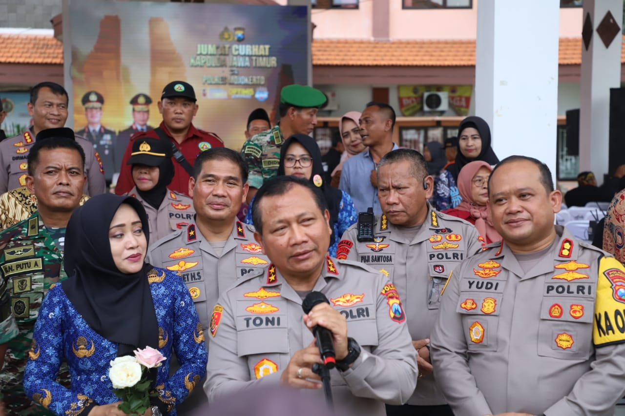 Jumat Curhat, Kapolda Jatim Berikan Layanan Kesehatan Gratis Warga Puri Mojokerto