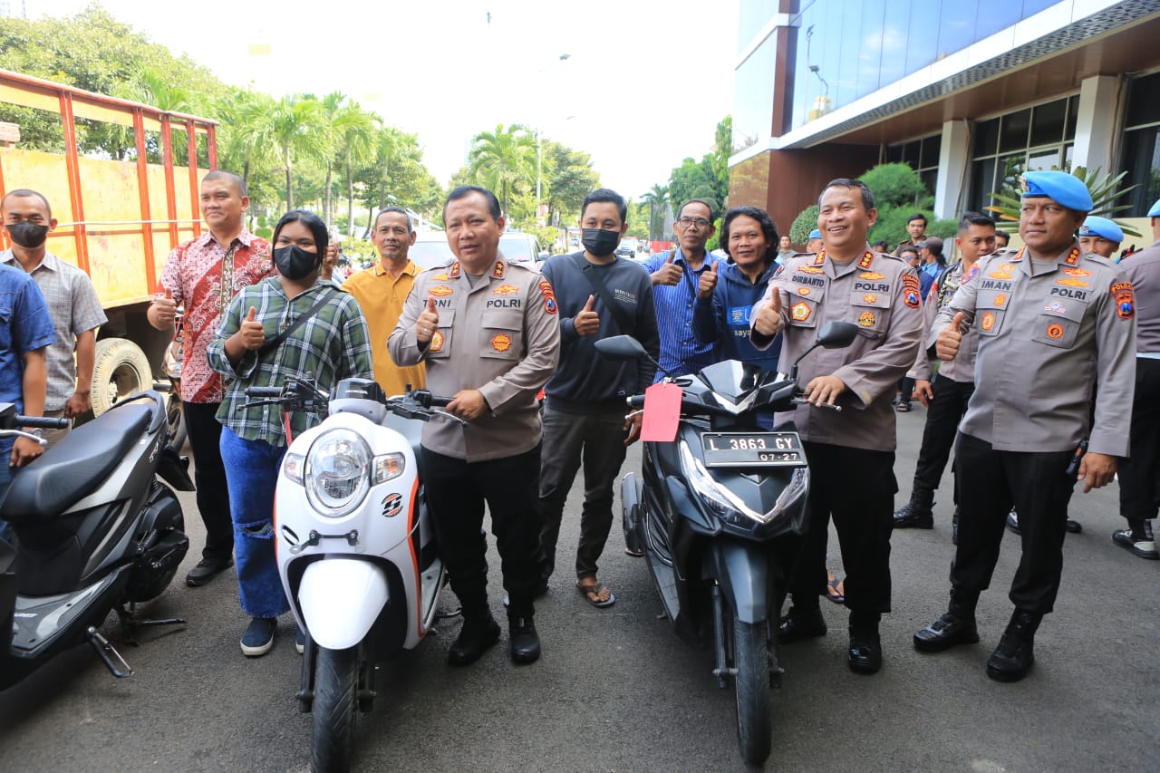 Kapolda Jatim Serahkan Kendaraan Bermotor Kepada Para Korban Curanmor