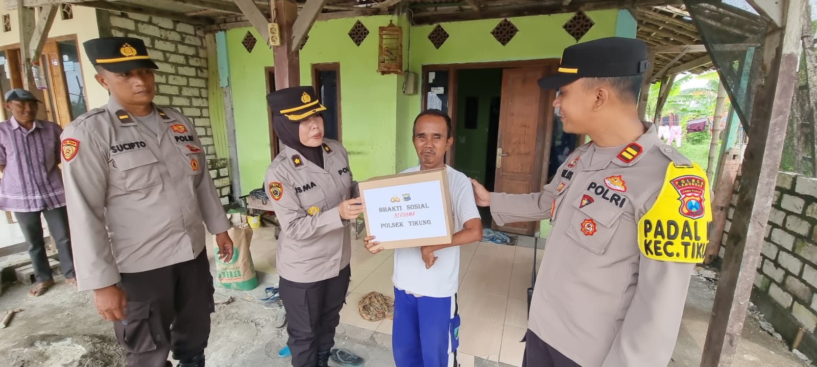 Polri Berbagi, Polres Lamongan Berikan Bantuan Sosial Di Desa Bakalanpule