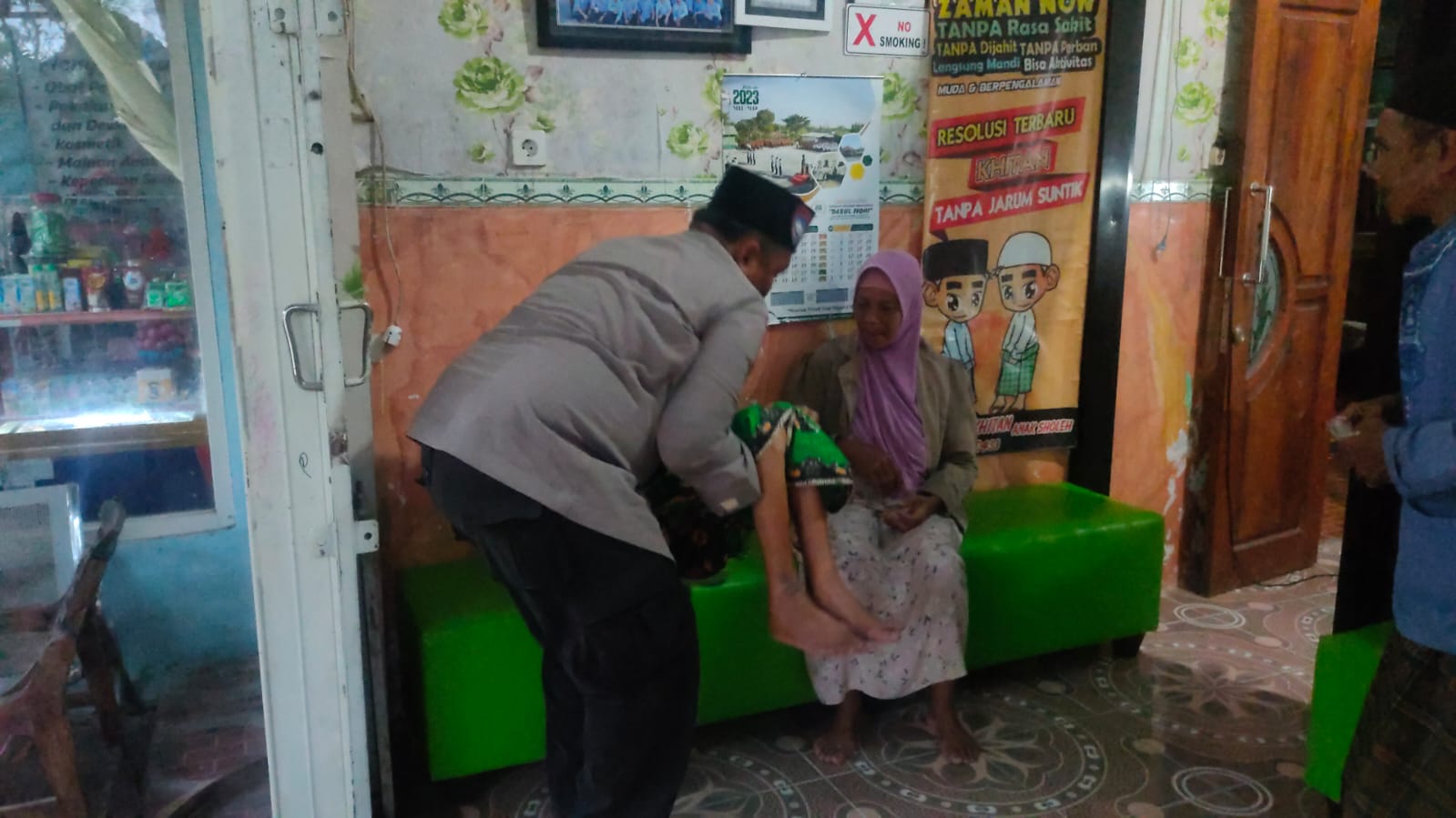 Wujud Kepedulian Polres Lamongan, Bhabinkamtibmas Door To Door Antar Warga Lansia Berobat