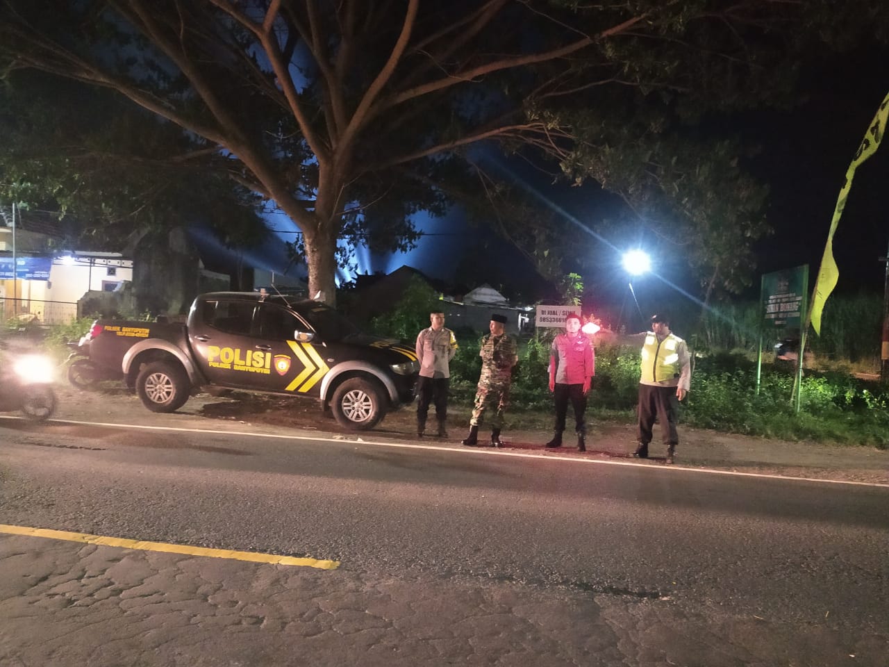Pastikan Arus Balik Mudik Lancar, Polisi Bersama TNI Siaga Jalur Pantura Hutan Baluran Situbondo