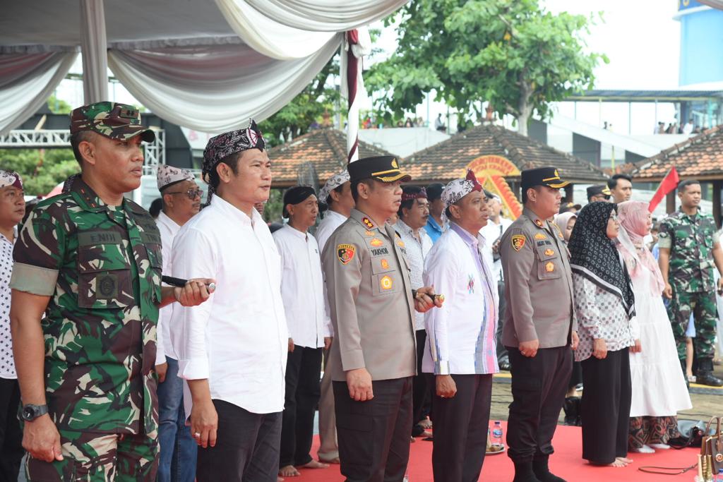 Sinergitas TNI POLRI, Kapolres Dan Dandim 0812/Lamongan Hadiri Kenduri Ketupat Dan Festival Kupatan Tanjung Kodok