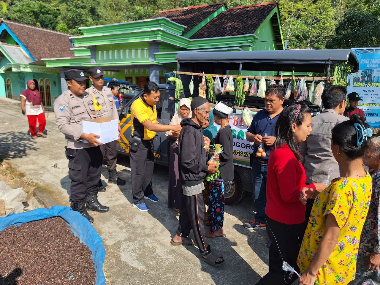 Unik, Polisi Patroli Sambil Berbagi Sayuran dan Lauk Gratis Untuk Warga Jogorogo Ngawi