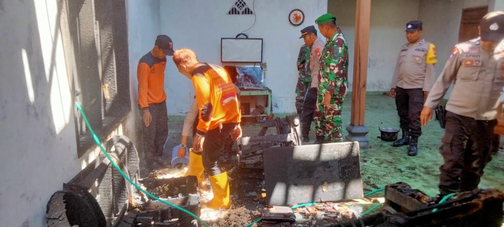 Sinergitas Polisi RW Bersama TNI dan Warga Berhasil Padamkan Kebakaran Rumah di Ngawi
