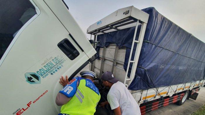Salut, Anggota PJR Polda Jatim Jadi Montir Dadakan Saat Lihat Truk Mogok di Tol