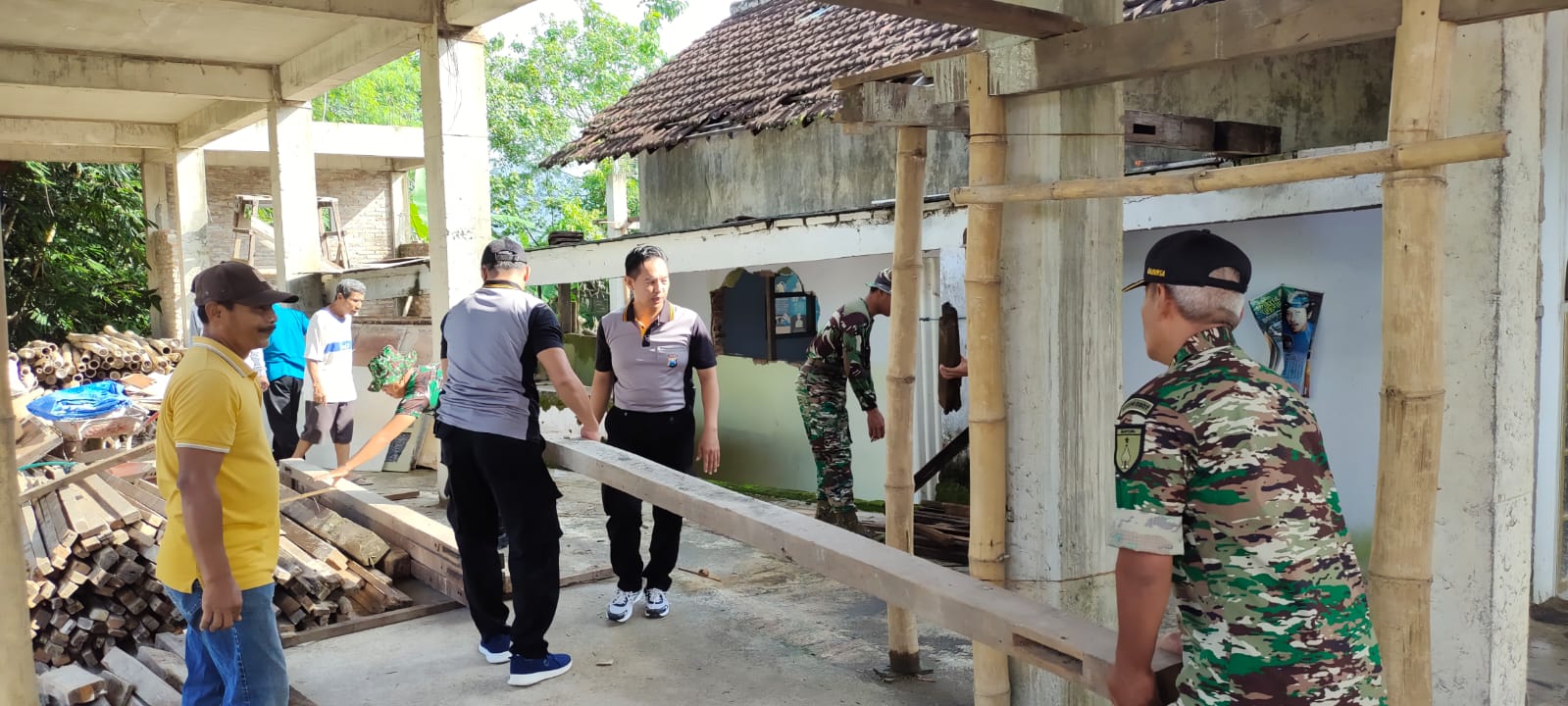 Tetap Solid, TNI – Polri di Tulungagung Laksanakan Jumat Bersih