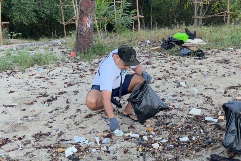 50 Milenial BUMN Bersih-Bersih Sampah KTT ASEAN di Labuan Bajo