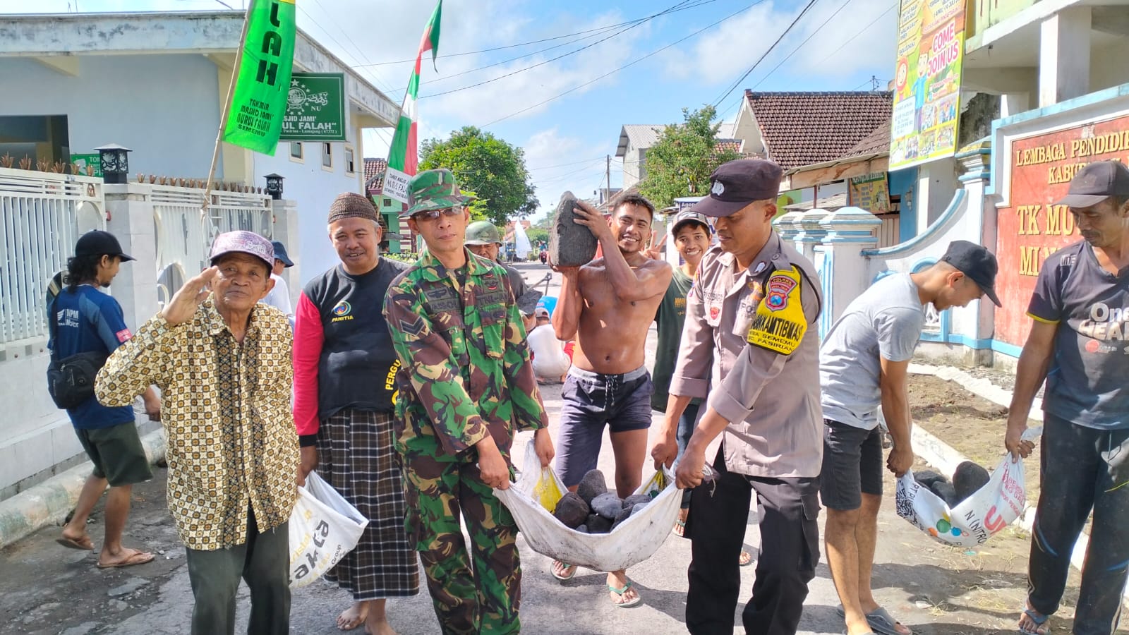 Gotong Royong, TNI – Polri di Lumajang Bantu Pembangunan Masjid Nurul Falah