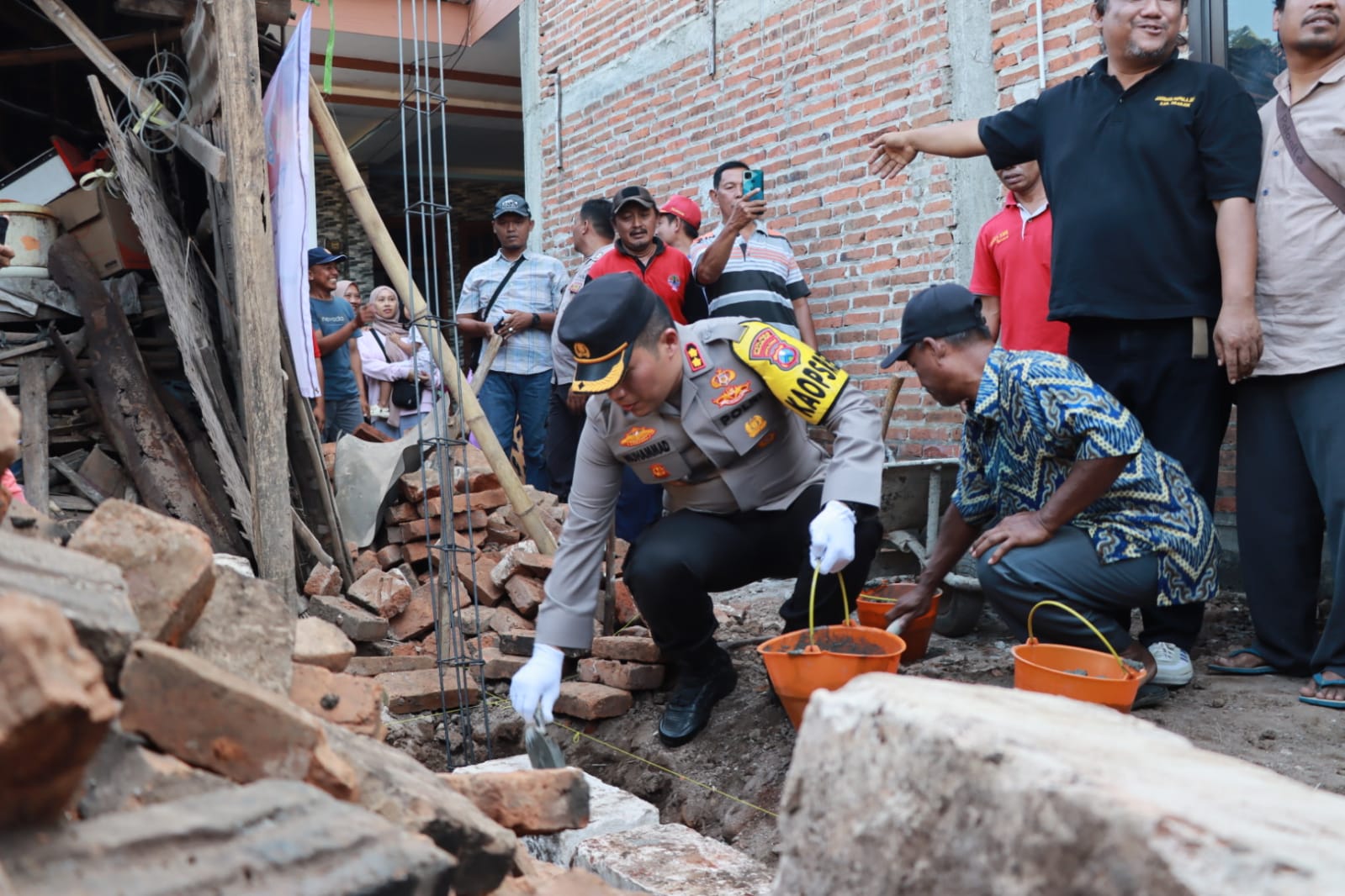 Polres Nganjuk Gandeng BASNAZ dan Pemdes Gelar Program Bedah Rumah