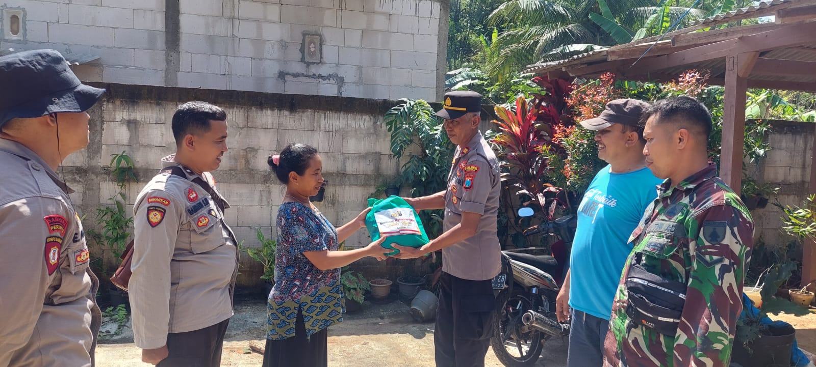 Polisi Peduli, Polres Pacitan Berikan Bantuan Untuk Warga Pasca Diterjang Angin Kencang