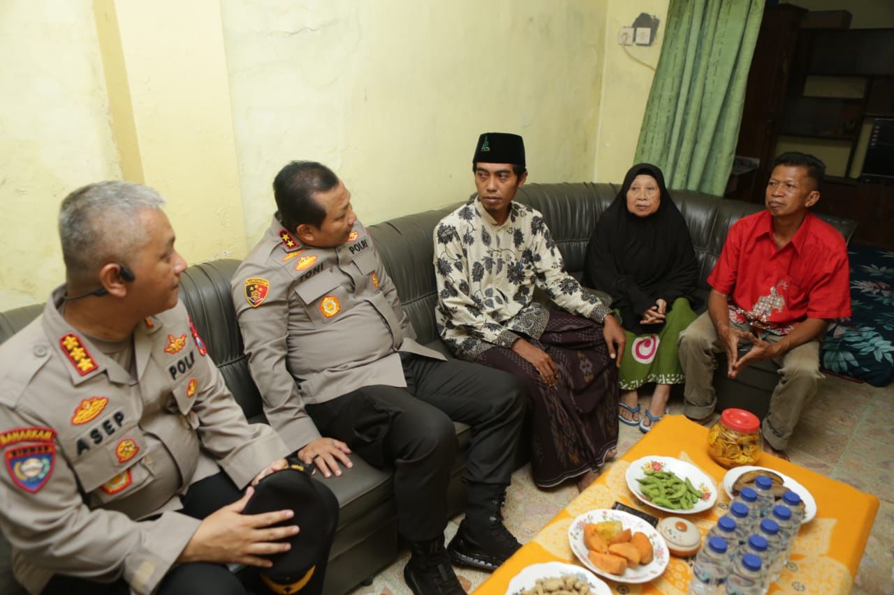 Dari Pintu ke Pintu Kapolda Jatim Dengarkan Curhatan Warga