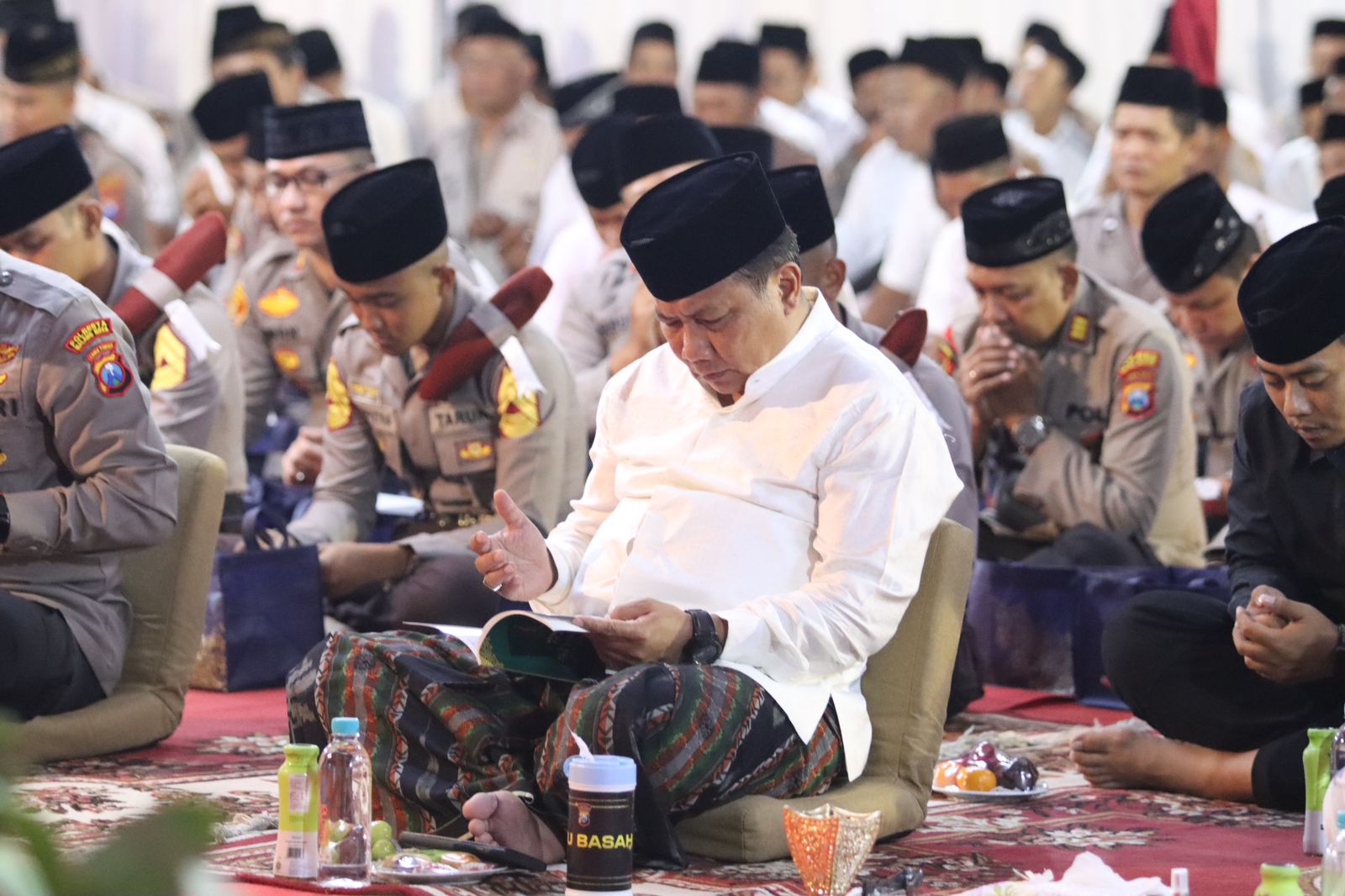 Jelang Hari Bhayangkara ke-77, Kapolda Jatim Bersama Ribuan Jamaah Khidmat Ikuti Majelis Sholawat di Malang