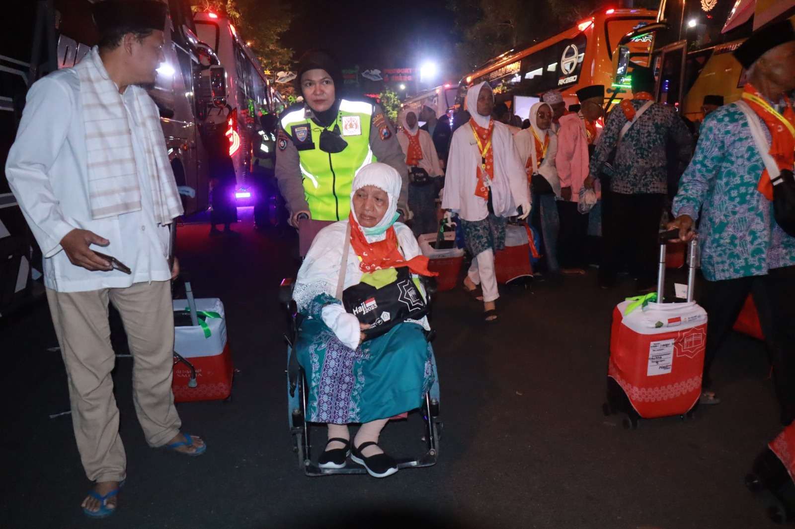 Polwan Polres Bojonegoro Turun Tangan Ikut Bantu Jemaah Calon haji