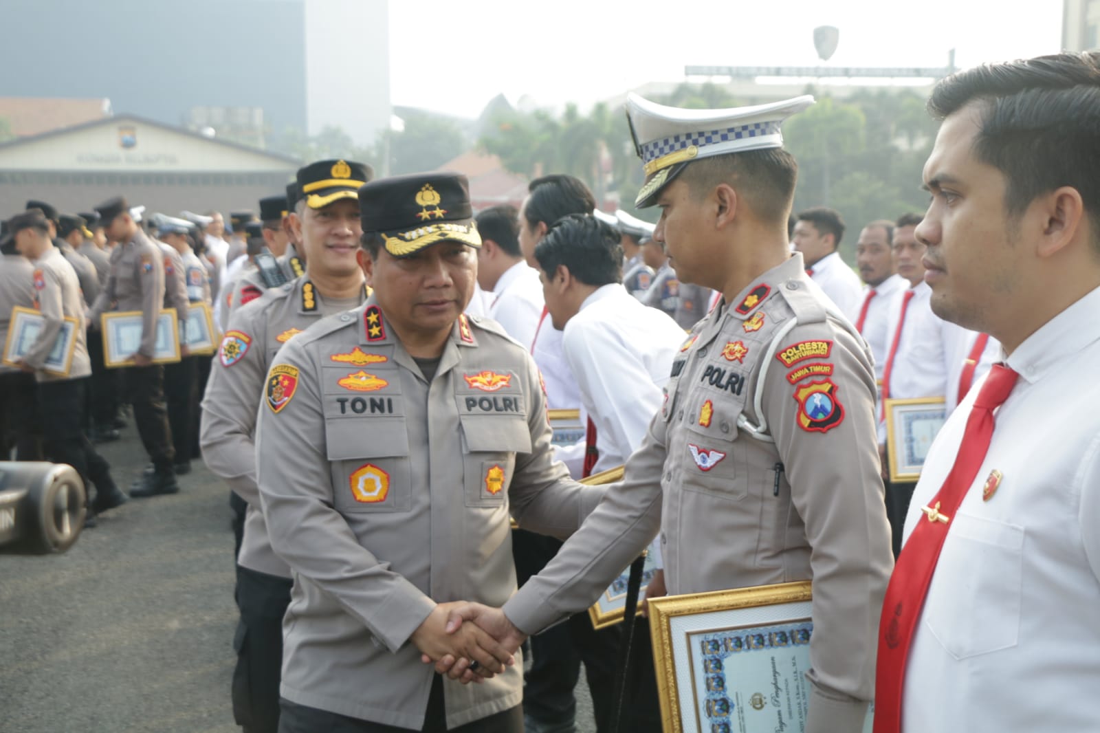 Kapolda Jatim Beri Penghargaan Kepada 59 Personel Polda dan Polres Yang Berprestasi