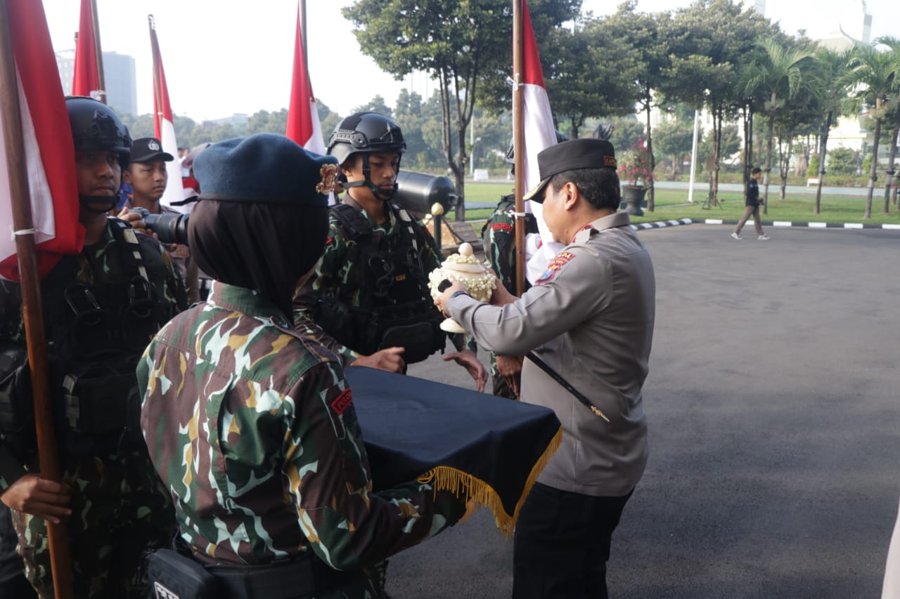 Sambut Hari Bhayangkara ke -77 Polda Jatim Gelar Tradisi Penyerahan Air Suci
