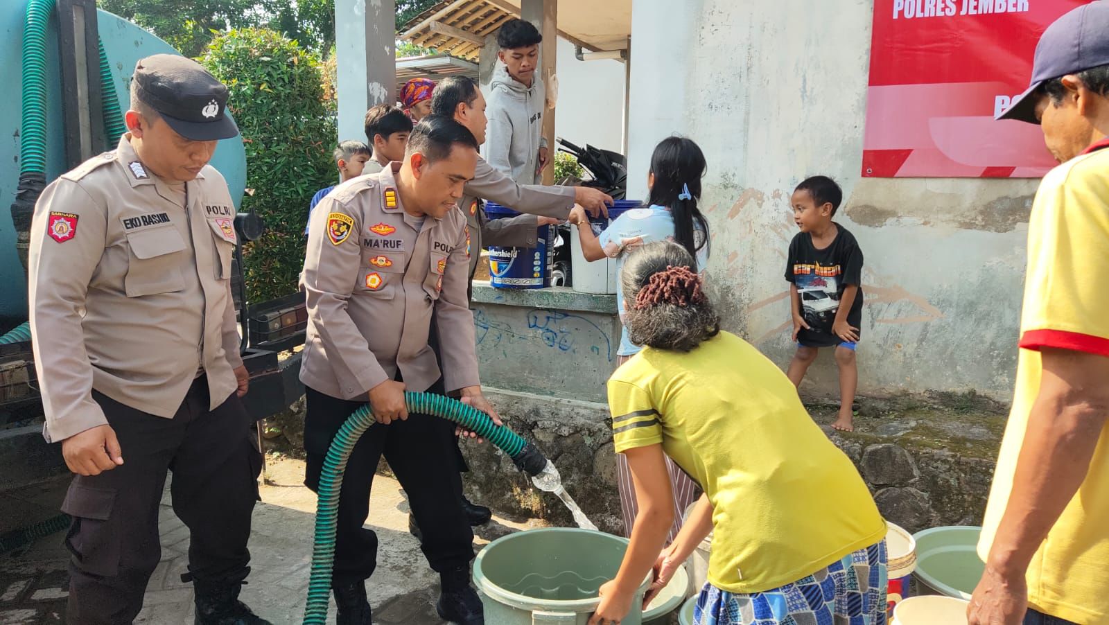 Tindaklanjuti Jumat Curhat Polres Jember Salurkan Bantuan Air Bersih Untuk Warga