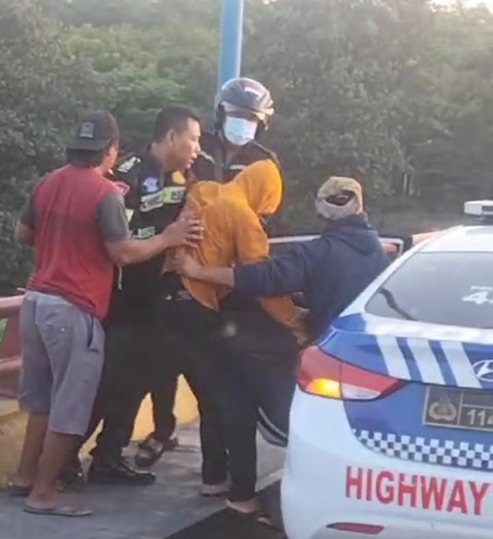 Aksi Heroik Polisi Selamatkan Seorang Laki – laki Hendak Bunuh Diri di Jembatan Semampir Kota Kediri