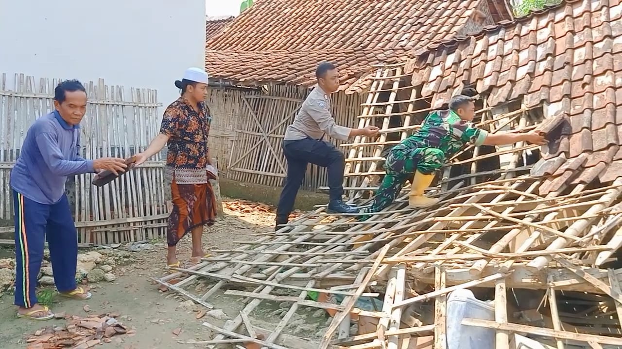 Sinergitas Polisi bersama TNI dan Warga Bersihkan Rumah Roboh Akibat Angin Kencang di Sampang