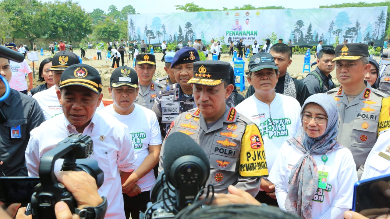 Kapolda Jatim Sambut Kedatangan Menko PMK dan Kapolri Gencarkan Penanaman 10 Juta Pohon