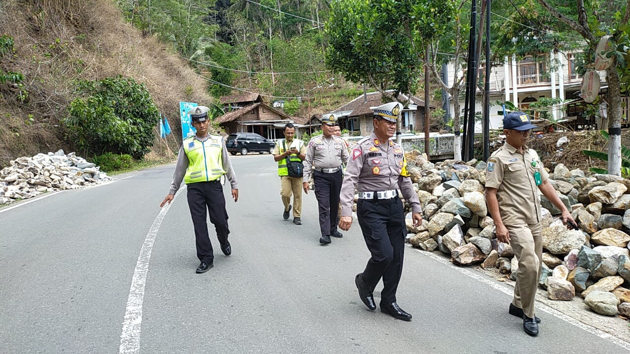 Polres Pacitan Cek Jalur Pacitan – Ponorogo, Antisipasi Bahaya Longsor