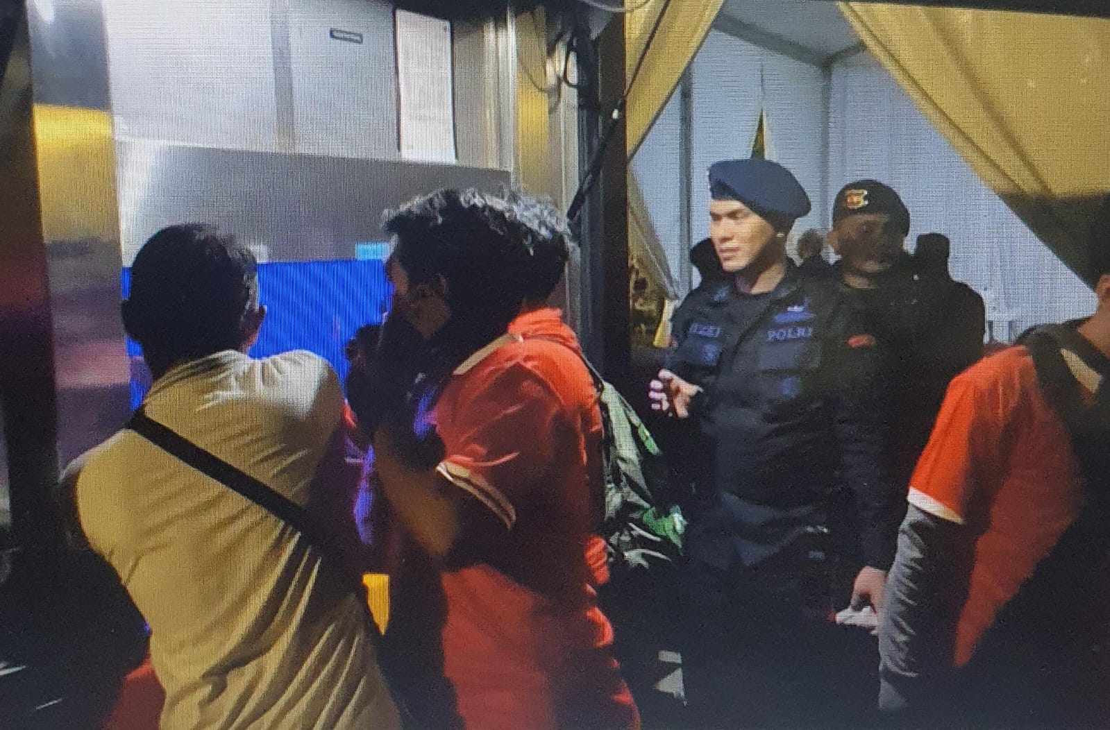Brimob Polda Jatim Sediakan Air Minum Gratis Untuk Penonton di GBT, Antisipasi Dehidrasi